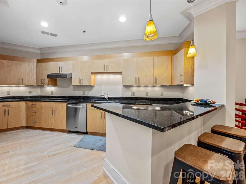 21 Battery Park Avenue, Asheville, NC 28801.  MLS# CAR4316380, YatesRealty ID 4126. 