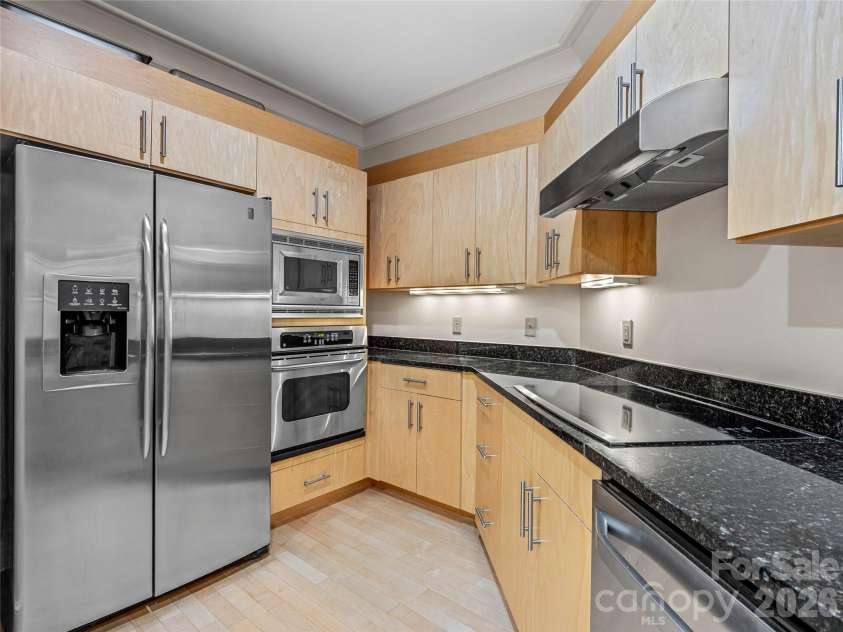 21 Battery Park Avenue, Asheville, NC 28801.  MLS# CAR4316380, YatesRealty ID 4126. 