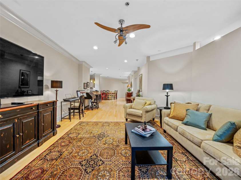 21 Battery Park Avenue, Asheville, NC 28801.  MLS# CAR4316380, YatesRealty ID 4126. 