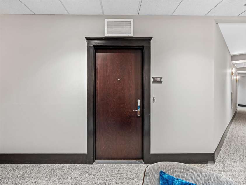 21 Battery Park Avenue, Asheville, NC 28801.  MLS# CAR4316380, YatesRealty ID 4126. 