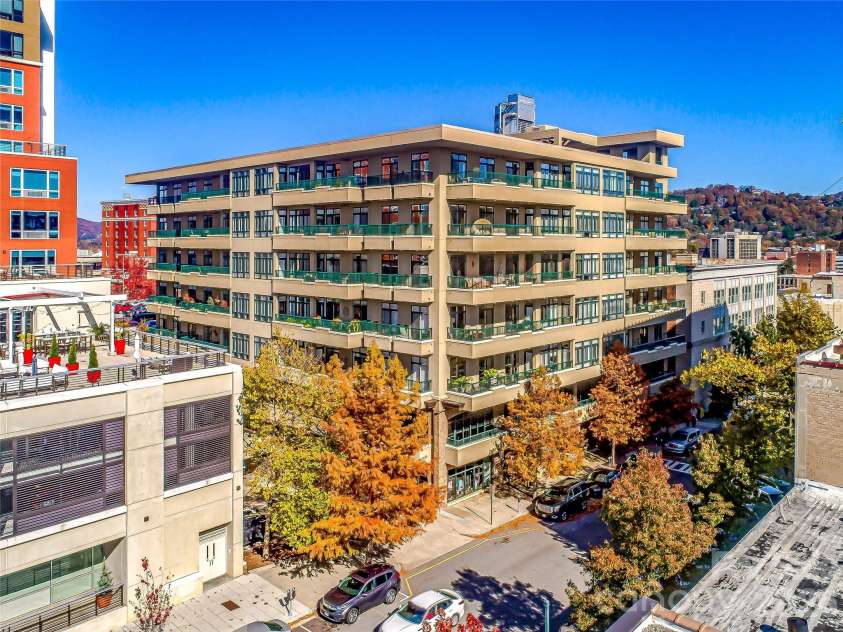 21 Battery Park Avenue, Asheville, NC 28801.  MLS# CAR4316380, YatesRealty ID 4126. 