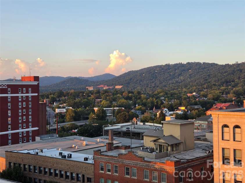 21 Battery Park Avenue, Asheville, NC 28801.  MLS# CAR4316380, YatesRealty ID 4126. 