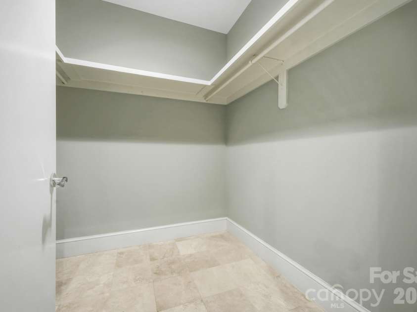 21 Battery Park Avenue, Asheville, NC 28801.  MLS# CAR4366856, YatesRealty ID 4126. Large Walk in Closet