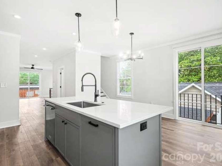 1300 10th Street, Charlotte, NC 28204.  MLS# CAR4386950, YatesRealty ID 41261. 