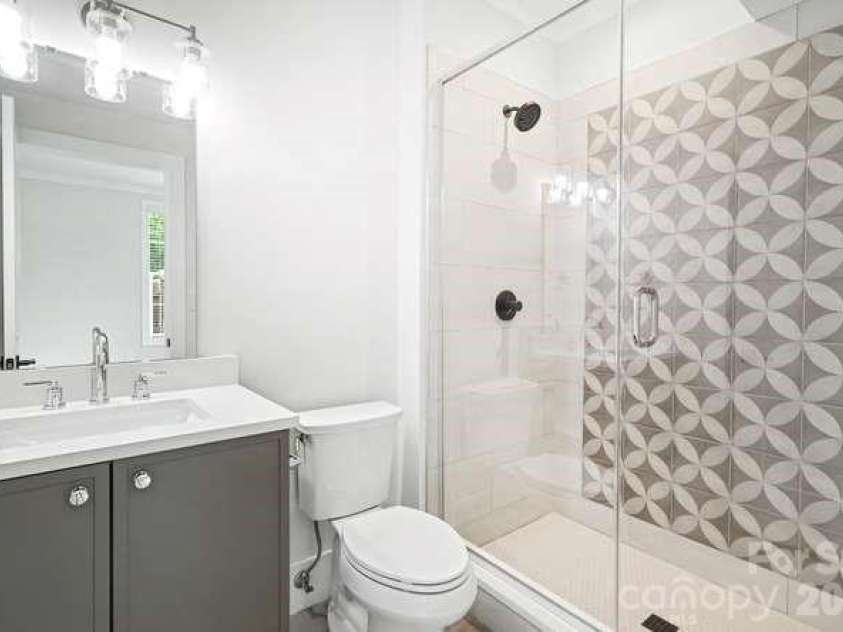 1300 10th Street, Charlotte, NC 28204.  MLS# CAR4386950, YatesRealty ID 41261. En suite bath