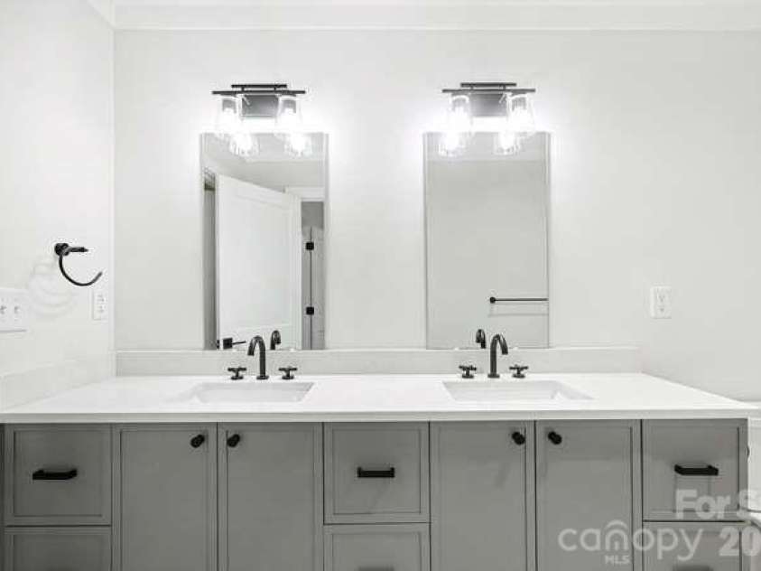 1300 10th Street, Charlotte, NC 28204.  MLS# CAR4386950, YatesRealty ID 41261. En suite bath