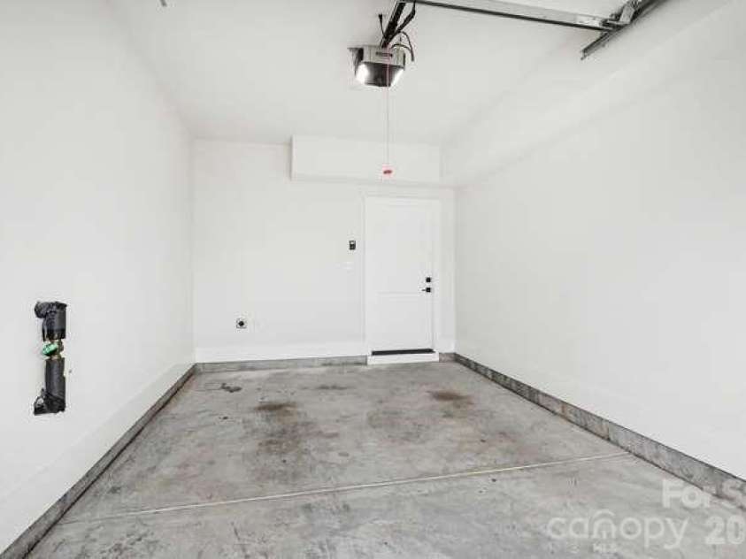 1300 10th Street, Charlotte, NC 28204.  MLS# CAR4386950, YatesRealty ID 41261. Garage