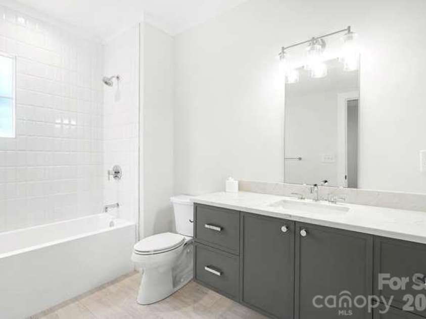 1300 10th Street, Charlotte, NC 28204.  MLS# CAR4386950, YatesRealty ID 41261. Primary Bath