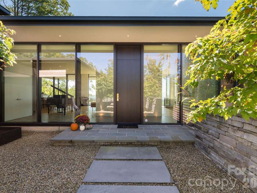 353 Retreat Ridge Way, Asheville, NC 28804.  MLS# CAR4301089, YatesRealty ID 4127. 