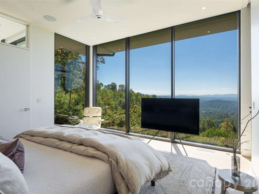 353 Retreat Ridge Way, Asheville, NC 28804.  MLS# CAR4301089, YatesRealty ID 4127. 