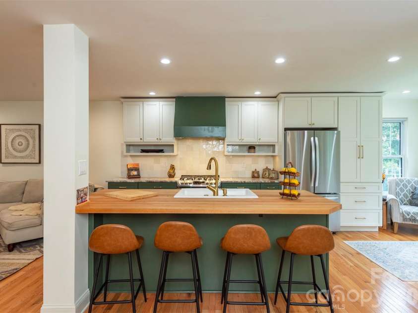 90 Pine Forest Drive, Weaverville, NC 28787.  MLS# CAR4407692, YatesRealty ID 41271. A beautifully updated kitchen