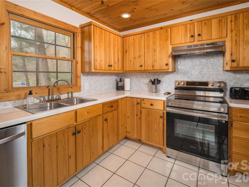 6006 Waterfalls Road, Lenoir, NC 28645.  MLS# CAR4403385, YatesRealty ID 41272. 