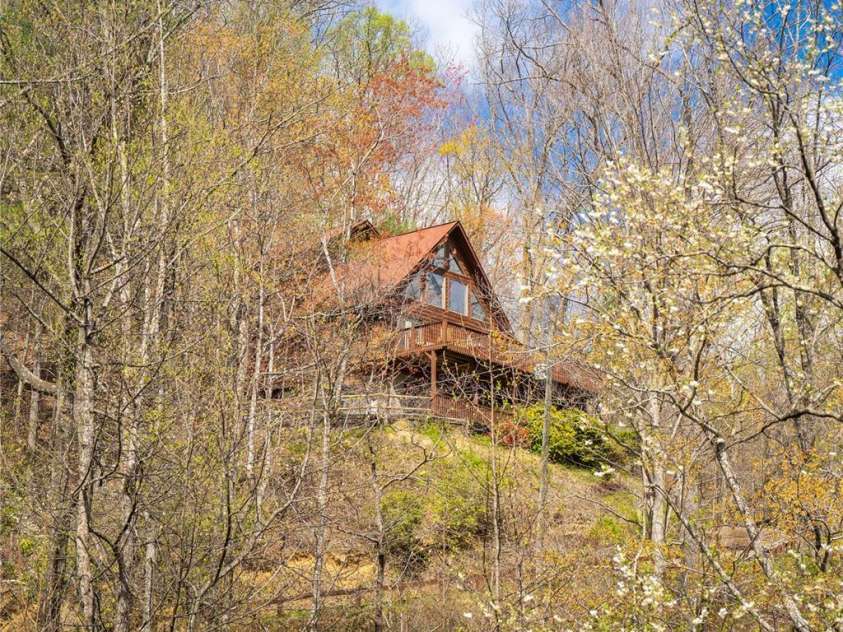 6006 Waterfalls Road, Lenoir, NC 28645.  MLS# CAR4403385, YatesRealty ID 41272. 