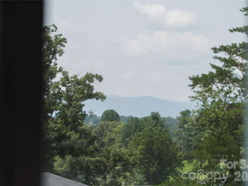 89 Greenwood Fields Drive, Asheville, NC 28804.  MLS# CAR4409418, YatesRealty ID 41274. 