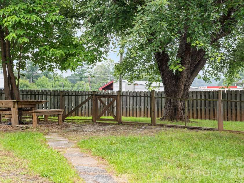 236 Governors View Road, Asheville, NC 28805.  MLS# CAR4409407, YatesRealty ID 41275. Backyard area with picnic table