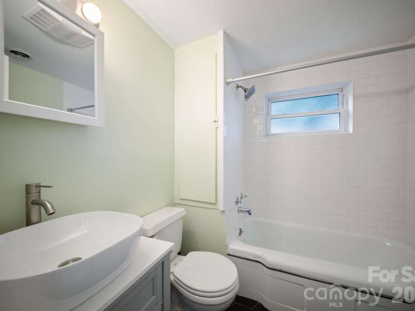 236 Governors View Road, Asheville, NC 28805.  MLS# CAR4409407, YatesRealty ID 41275. Full bathroom