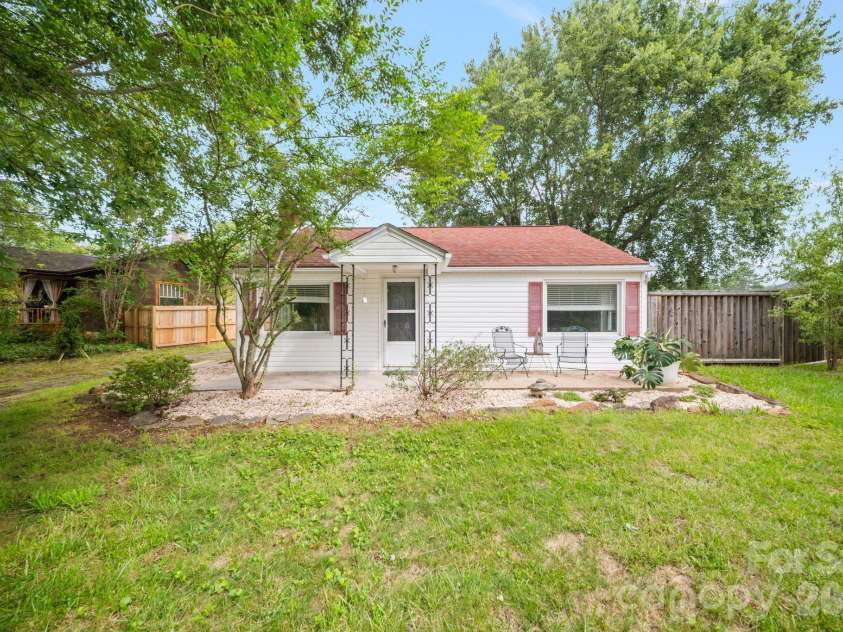 236 Governors View Road, Asheville, NC 28805.  MLS# CAR4409407, YatesRealty ID 41275. Large front yard