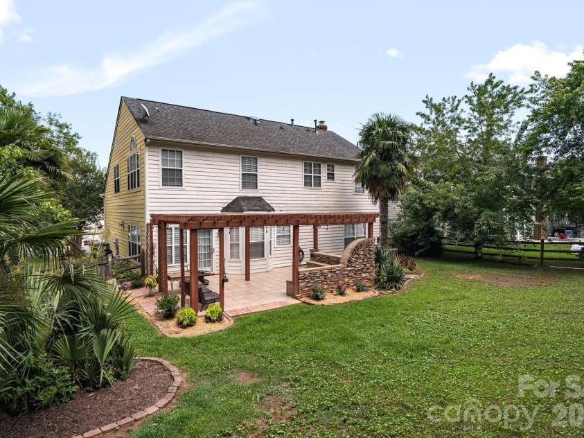 6813 Neuhoff Lane, Charlotte, NC 28269.  MLS# CAR4400846, YatesRealty ID 41276. 