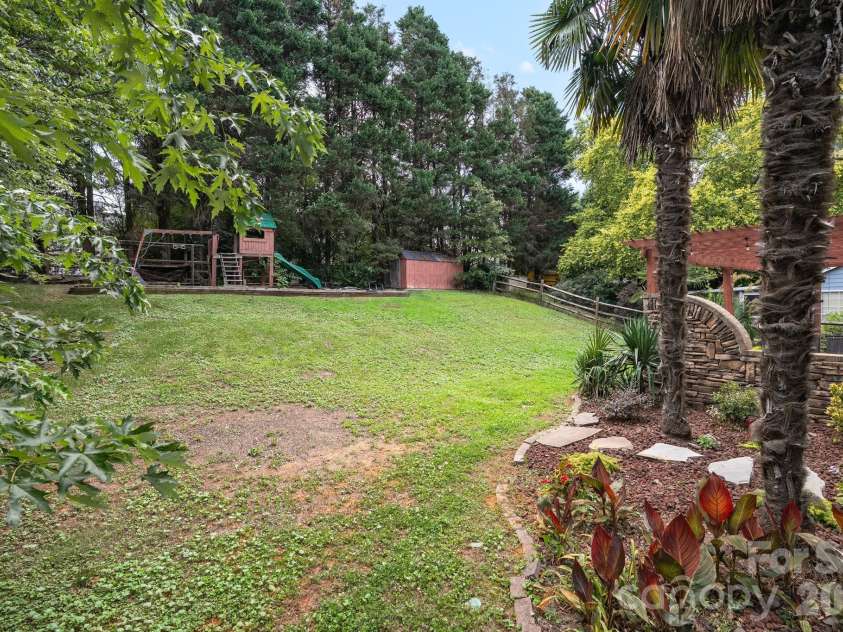 6813 Neuhoff Lane, Charlotte, NC 28269.  MLS# CAR4400846, YatesRealty ID 41276. 