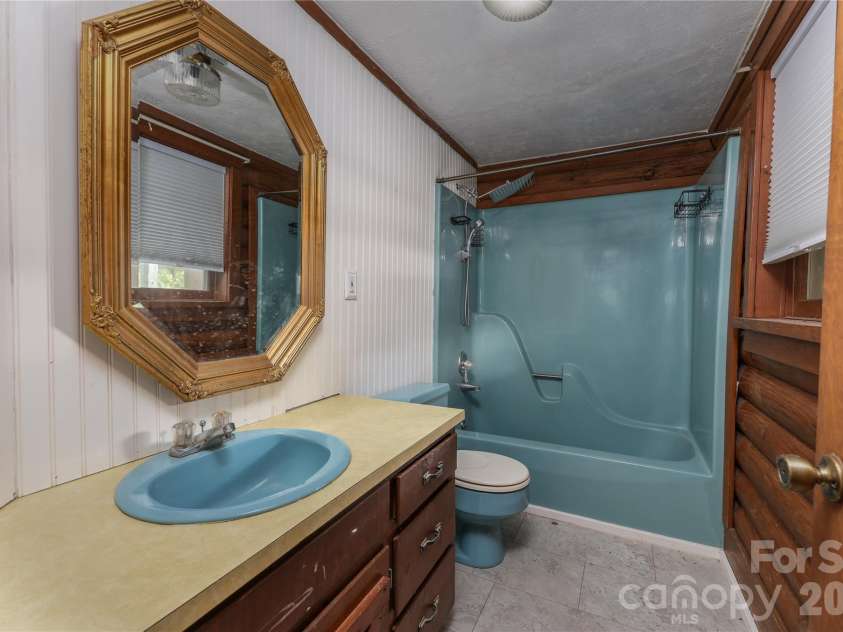 4988 Amick Lane, Liberty, NC 27298.  MLS# CAR4408844, YatesRealty ID 41277. 4995 Amick bath
