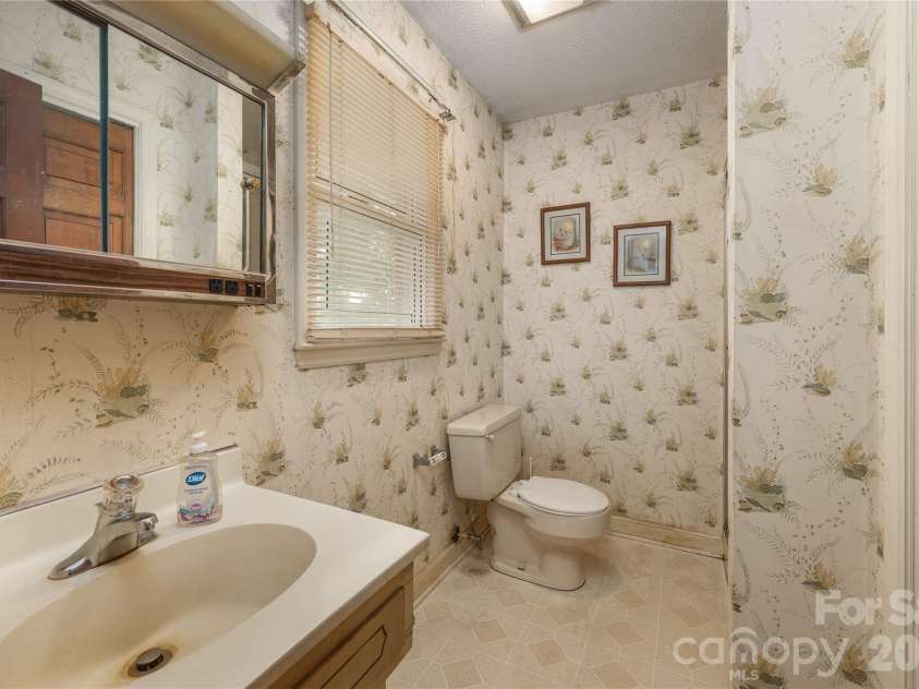 4988 Amick Lane, Liberty, NC 27298.  MLS# CAR4408844, YatesRealty ID 41277. Full bath