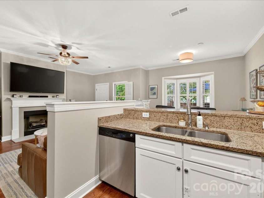 4632 Dabney Vigor Drive, Charlotte, NC 28209.  MLS# CAR4405775, YatesRealty ID 41279. 