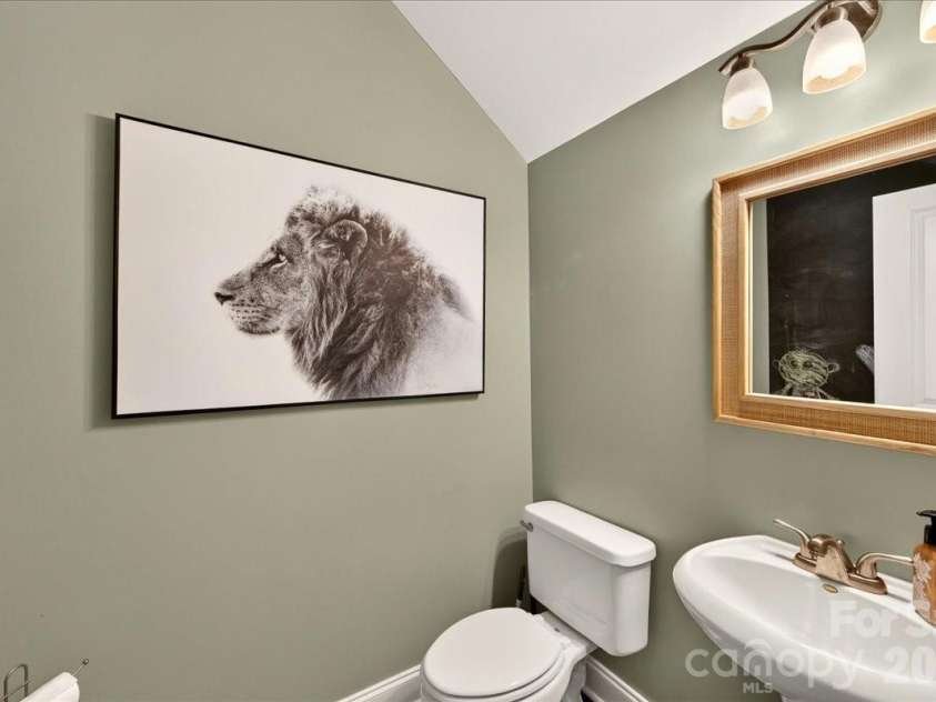 4632 Dabney Vigor Drive, Charlotte, NC 28209.  MLS# CAR4405775, YatesRealty ID 41279. Main level powder bath