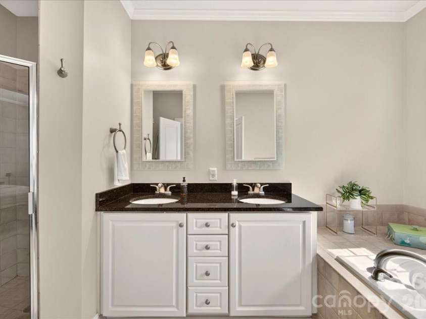 4632 Dabney Vigor Drive, Charlotte, NC 28209.  MLS# CAR4405775, YatesRealty ID 41279. Primary ensuite bath