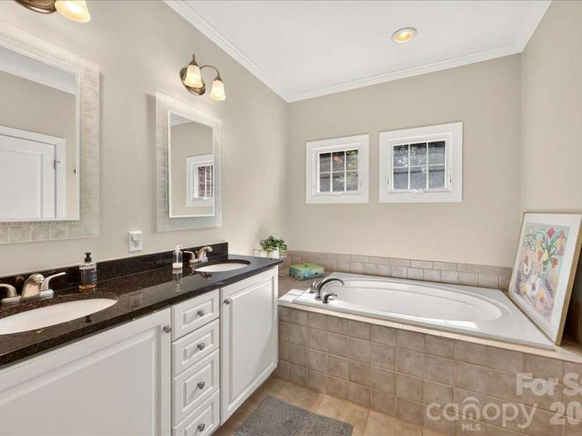 4632 Dabney Vigor Drive, Charlotte, NC 28209.  MLS# CAR4405775, YatesRealty ID 41279. Primary ensuite bathroom
