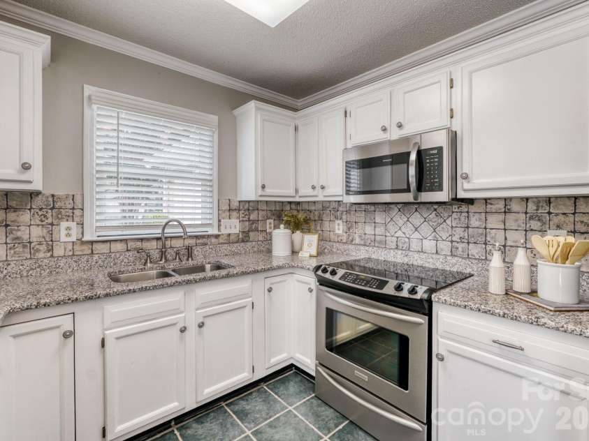 7333 Carrbridge Lane, Charlotte, NC 28226.  MLS# CAR4408852, YatesRealty ID 41294. 
