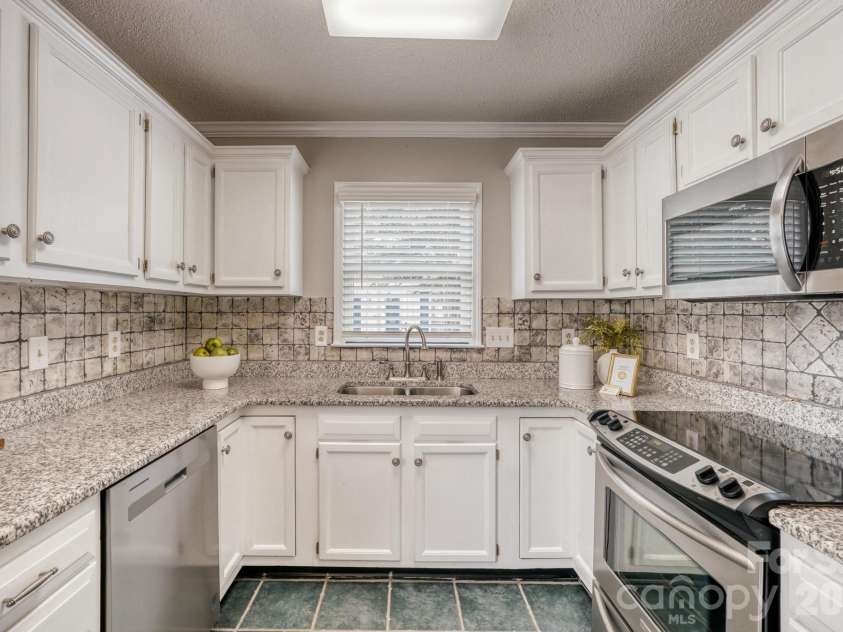 7333 Carrbridge Lane, Charlotte, NC 28226.  MLS# CAR4408852, YatesRealty ID 41294. 