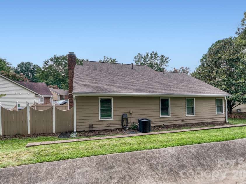 7333 Carrbridge Lane, Charlotte, NC 28226.  MLS# CAR4408852, YatesRealty ID 41294. 