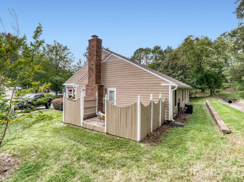 7333 Carrbridge Lane, Charlotte, NC 28226.  MLS# CAR4408852, YatesRealty ID 41294. 