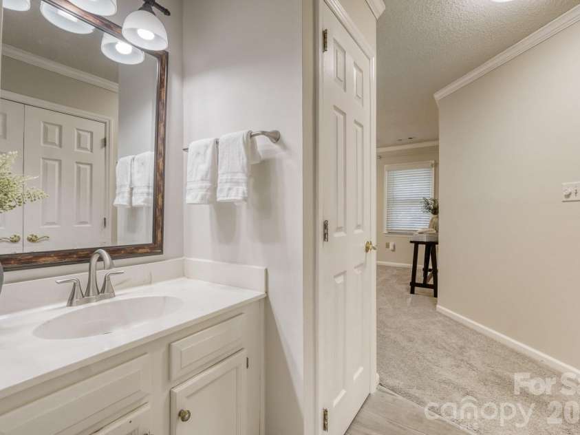 7333 Carrbridge Lane, Charlotte, NC 28226.  MLS# CAR4408852, YatesRealty ID 41294. Primary bath