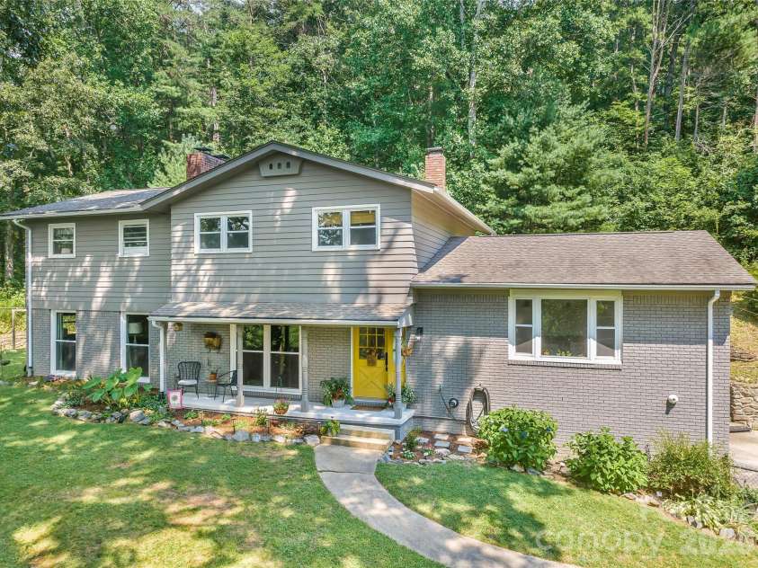 13 Rolling View Drive, Asheville, NC 28805.  MLS# CAR4378047, YatesRealty ID 41299. 