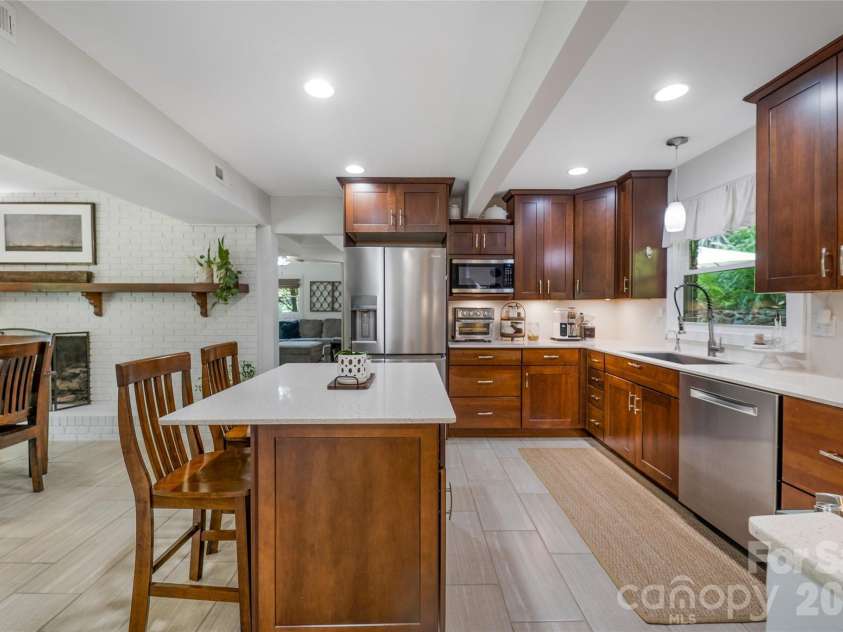 13 Rolling View Drive, Asheville, NC 28805.  MLS# CAR4378047, YatesRealty ID 41299. 
