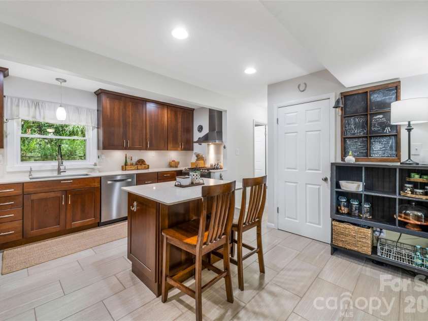 13 Rolling View Drive, Asheville, NC 28805.  MLS# CAR4378047, YatesRealty ID 41299. 