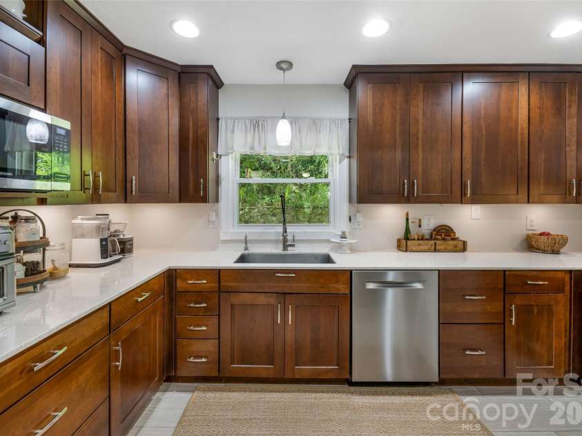 13 Rolling View Drive, Asheville, NC 28805.  MLS# CAR4378047, YatesRealty ID 41299. 