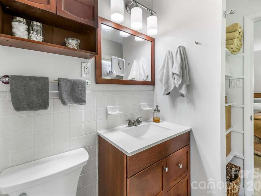 13 Rolling View Drive, Asheville, NC 28805.  MLS# CAR4378047, YatesRealty ID 41299. 