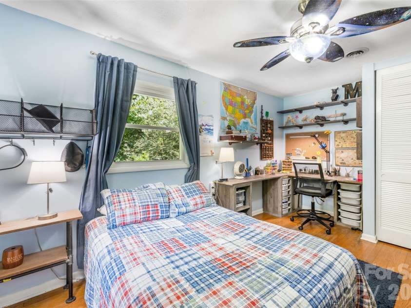 13 Rolling View Drive, Asheville, NC 28805.  MLS# CAR4378047, YatesRealty ID 41299. 
