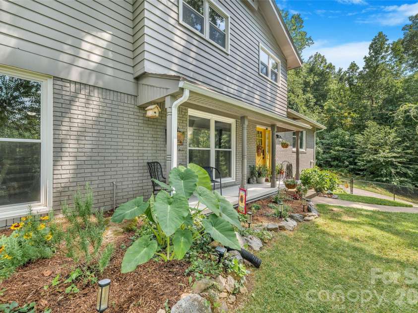 13 Rolling View Drive, Asheville, NC 28805.  MLS# CAR4378047, YatesRealty ID 41299. 