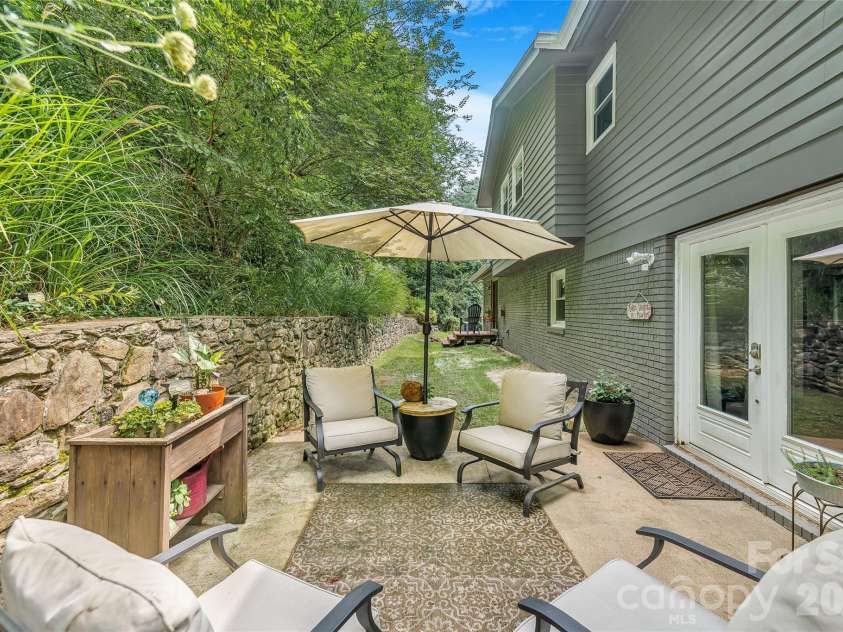 13 Rolling View Drive, Asheville, NC 28805.  MLS# CAR4378047, YatesRealty ID 41299. 