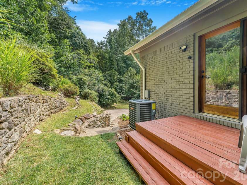 13 Rolling View Drive, Asheville, NC 28805.  MLS# CAR4378047, YatesRealty ID 41299. 