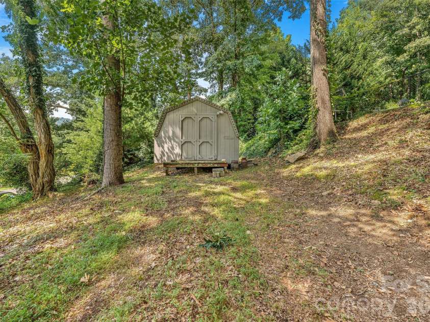13 Rolling View Drive, Asheville, NC 28805.  MLS# CAR4378047, YatesRealty ID 41299. 