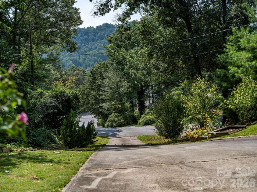 13 Rolling View Drive, Asheville, NC 28805.  MLS# CAR4378047, YatesRealty ID 41299. 