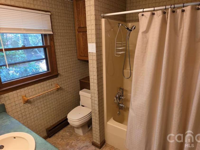 139 Little Creek Lane, Glade Valley, NC 28627.  MLS# CAR4407519, YatesRealty ID 41301. Main Floor Bath