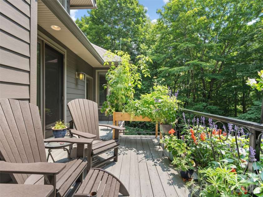515 Flying Hawk Trail, Waynesville, NC 28786.  MLS# CAR4409862, YatesRealty ID 41304. 