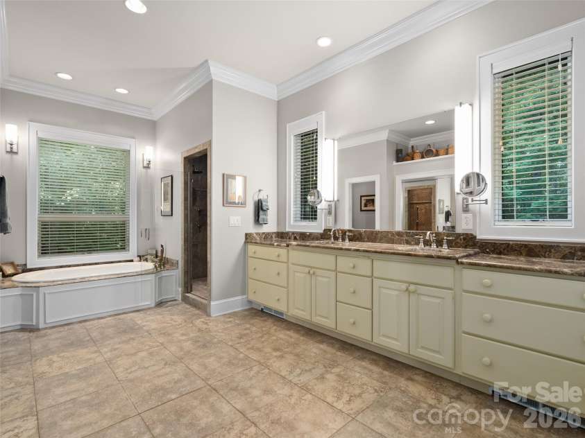 515 Flying Hawk Trail, Waynesville, NC 28786.  MLS# CAR4409862, YatesRealty ID 41304. 