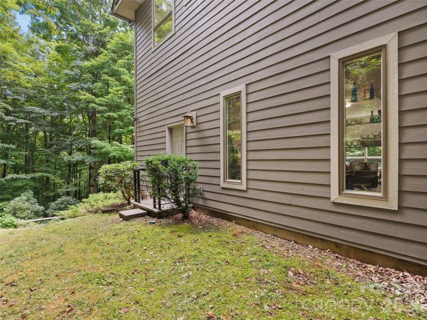 515 Flying Hawk Trail, Waynesville, NC 28786.  MLS# CAR4409862, YatesRealty ID 41304. 