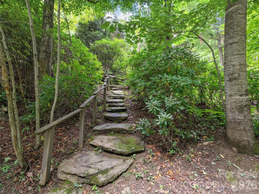 515 Flying Hawk Trail, Waynesville, NC 28786.  MLS# CAR4409862, YatesRealty ID 41304. 
